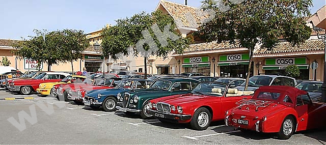 SOL Classic Car väckte åter stor uppmärksamhet när medlemmarna reserverade parkeringsplatser vid ett shoppingcenter i San Pedro Alcántara.